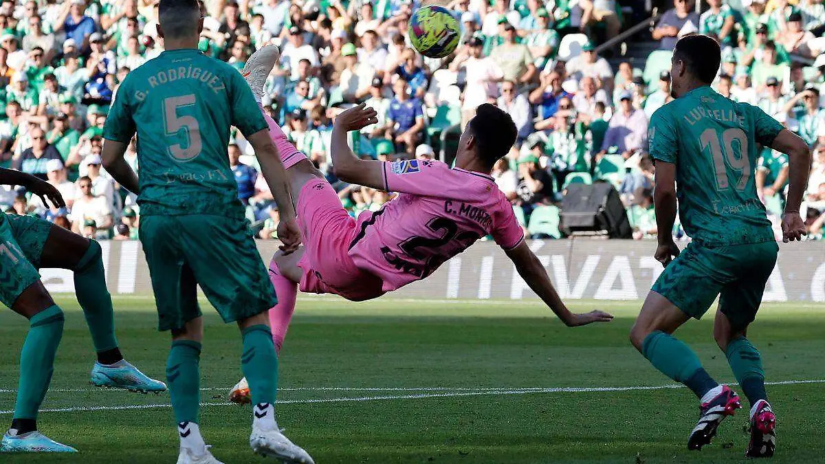 César Montes anotó gol de antología de chilena con el Espanyol ante el Betis